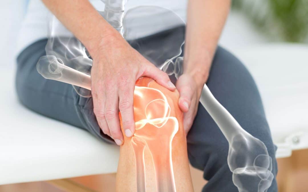 What causes knee pain without an injury?